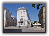Tarton Kalteva talo, jota kutsutaan myös kuin Tarton Pisan torniksi, rakennettiin keskiaikaisen kaupunginmuurin viereen vuonna 1793. 
Osoite: Raekoja plats 18 (2011)