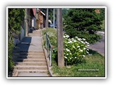 Rinne rannalta kaupungiin on melko jyrkkä, niinpä jalkakäytävilläkin on portaita.  (2006)